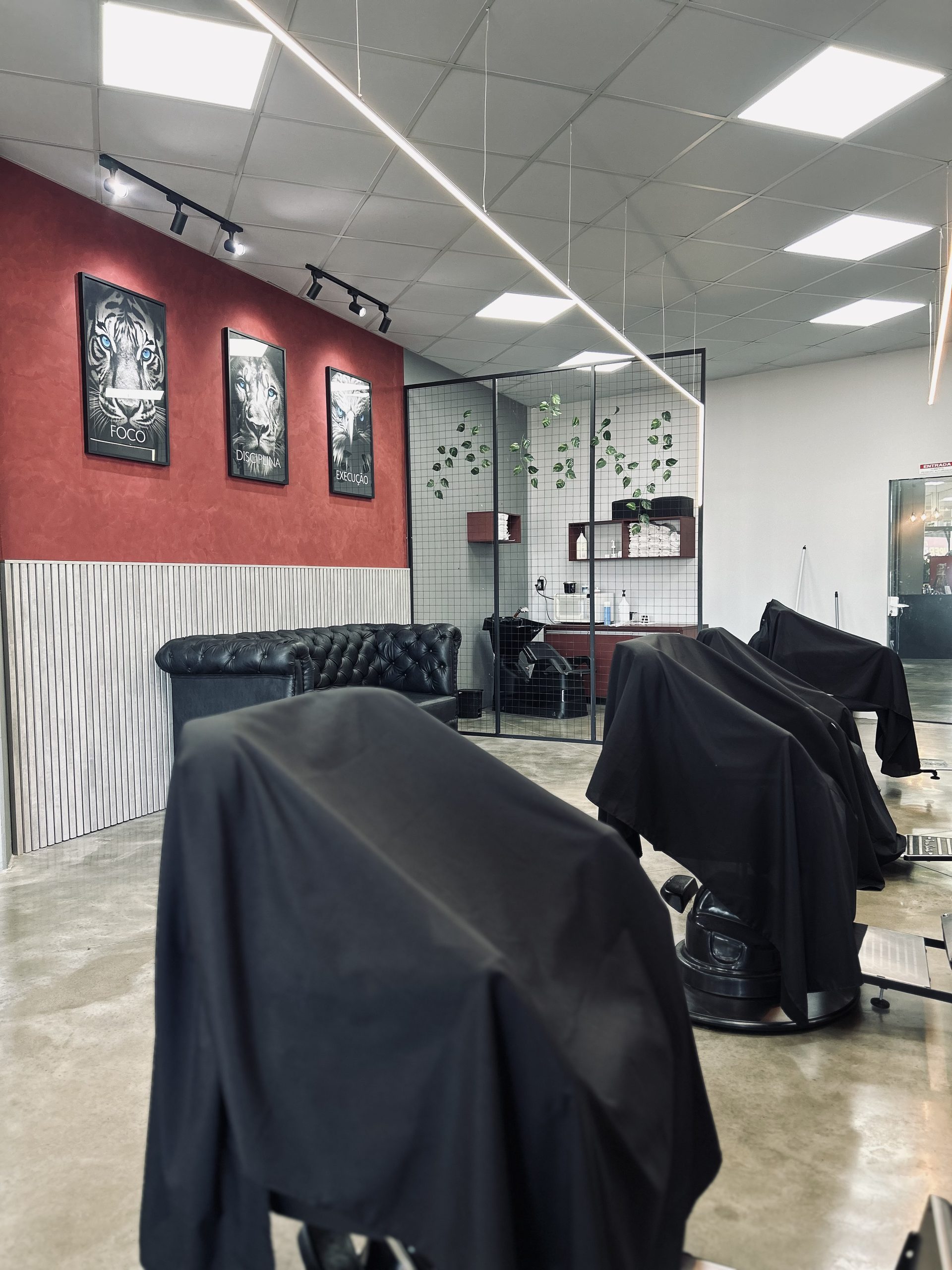 Vista geral do ambiente da Barbearia Bonfim