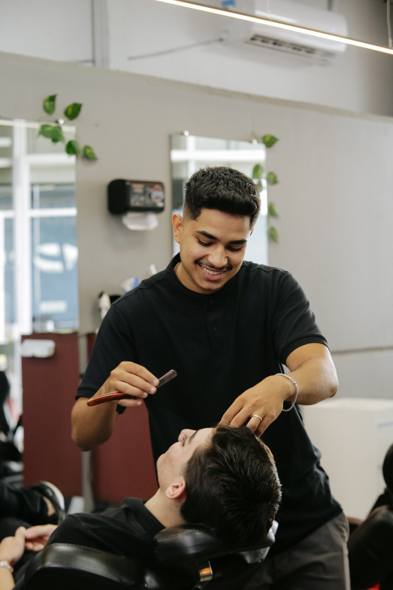 Barba feita com navalha tradicional