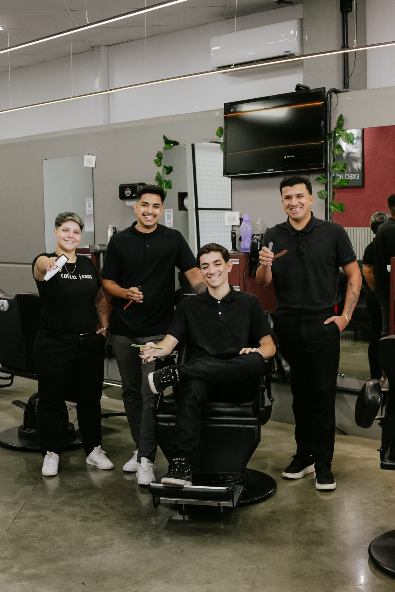Equipe Barbearia Bonfim em ação